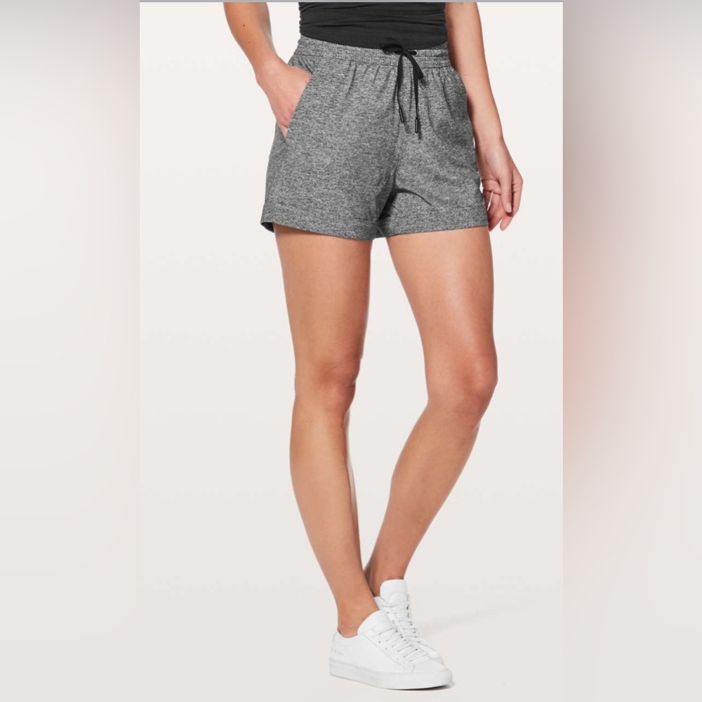 Lululemon Spring Break Away Mid-Rise Short 3” 4 Way Stretch